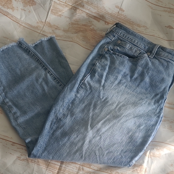 torrid Denim - Torrid .. Crop Boyfriend .. Vintage Stretch .. 18
